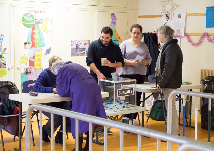 Un bureau de vote à Saran